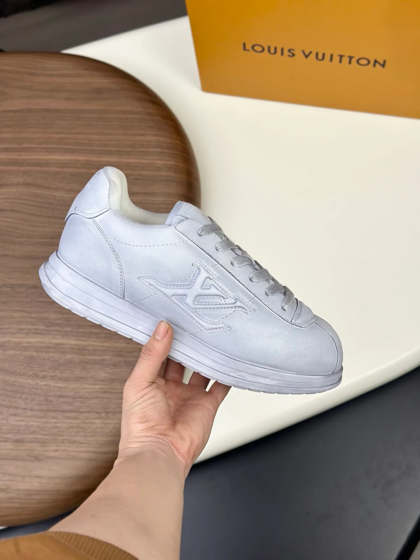 💰800💰Full package💰Top version Washed LV-Louis Vuitton-Classic catwalk new style 1:1 developed replica of the original version! ! The upper foot is very comfortable. It is made of luxurious materials, washed with fine workmanship, and the midsole is printed with English letters "Made in Europe." The upper is made of calfskin imported from Italy. The side is decorated with the brand's LOGO and signature. The latest latex foot pads and mesh lining make the foot feel super comfortable. The original two-color TPU combination outsole is specially provided by the original factory. Bag technology Goodyear stitched edges Fabric: Exclusive custom first-layer cowhide Accessories: Exclusive private model Vuitton logo, lining: Customized silk mesh lining - first-layer silk cowhide lining Outsole: TPU combination outsole wear-resistant, non-slip and anti-yellowing Foot pads: new latex pads-mesh sweat-absorbent Counter technology: fully computerized sewing machine wire drawing Toe box back cover Hot and cold shaping Full set of pull-top last with medium and low logo pattern Counter packaging - Shoelaces, certificates, cards, instructions, certificates of quality, dust bags, the most comprehensive packaging on the Internet, men's sizes 39-44 (38/45 custom-made, non-refundable!